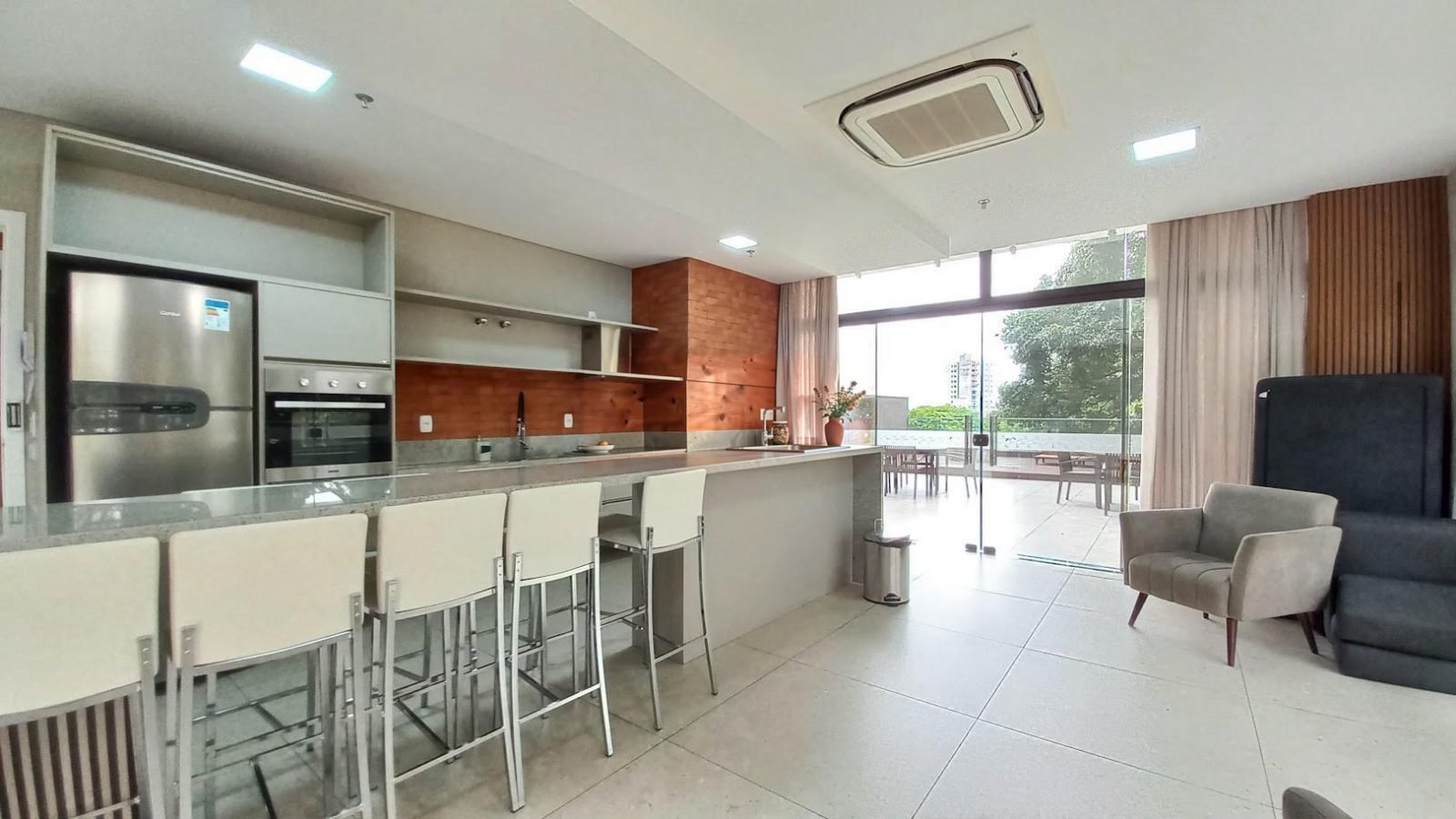 Espaço gourmet com bancada e cozinha equipada