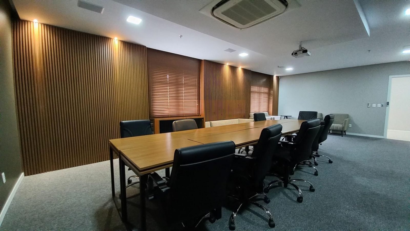 Sala de reunião vista de outro ângulo